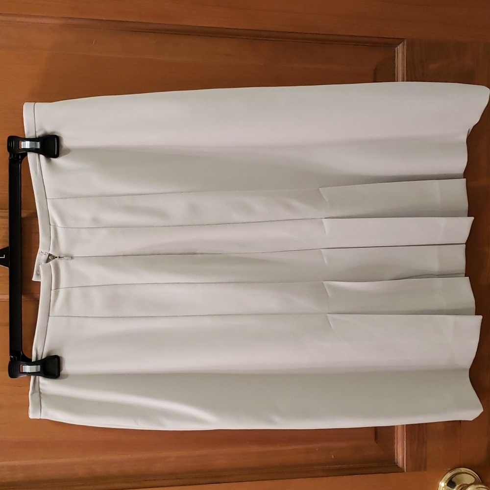 ANN TAYOLR Fully Lined Dress Skirt with Pleated Back detail (kick pleats) Sz 10